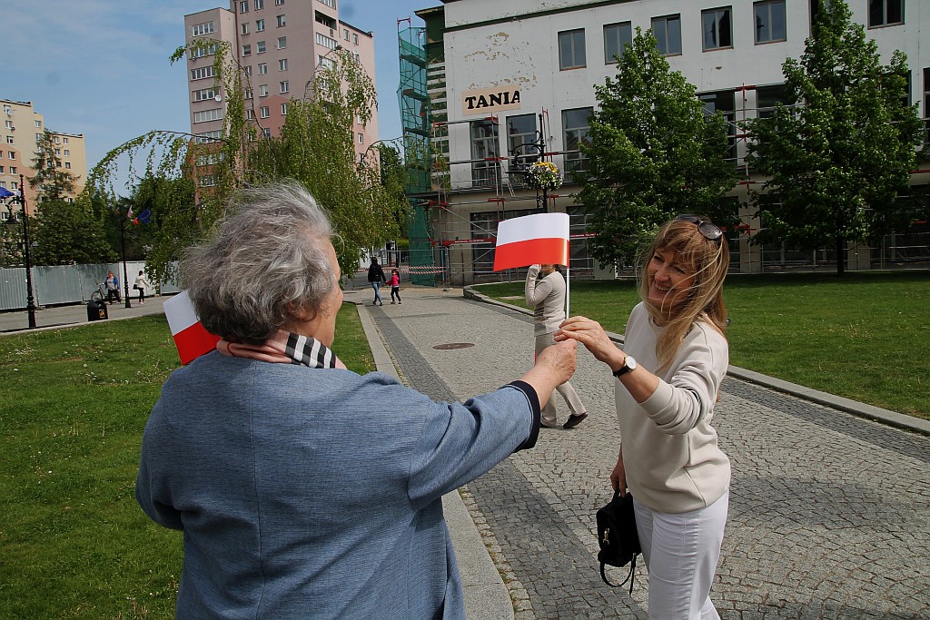 Parlamentarzystki Prawa i Sprawiedliwości rozdawały flagi