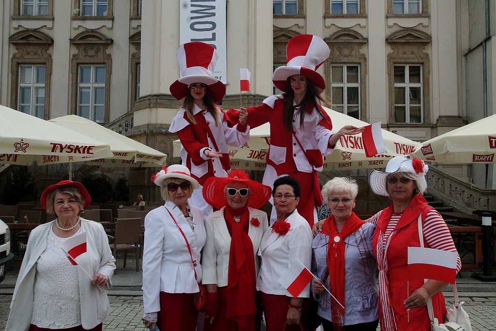 Legniczanie rozwinęli biało – czerwoną i zatańczyli Poloneza