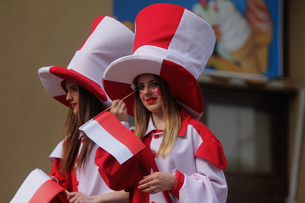 Legniczanie rozwinęli biało – czerwoną i zatańczyli Poloneza