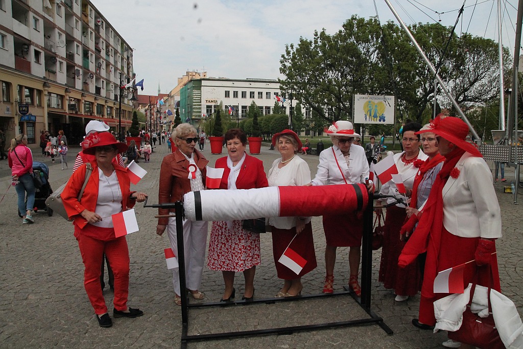 Legniczanie rozwinęli biało – czerwoną i zatańczyli Poloneza
