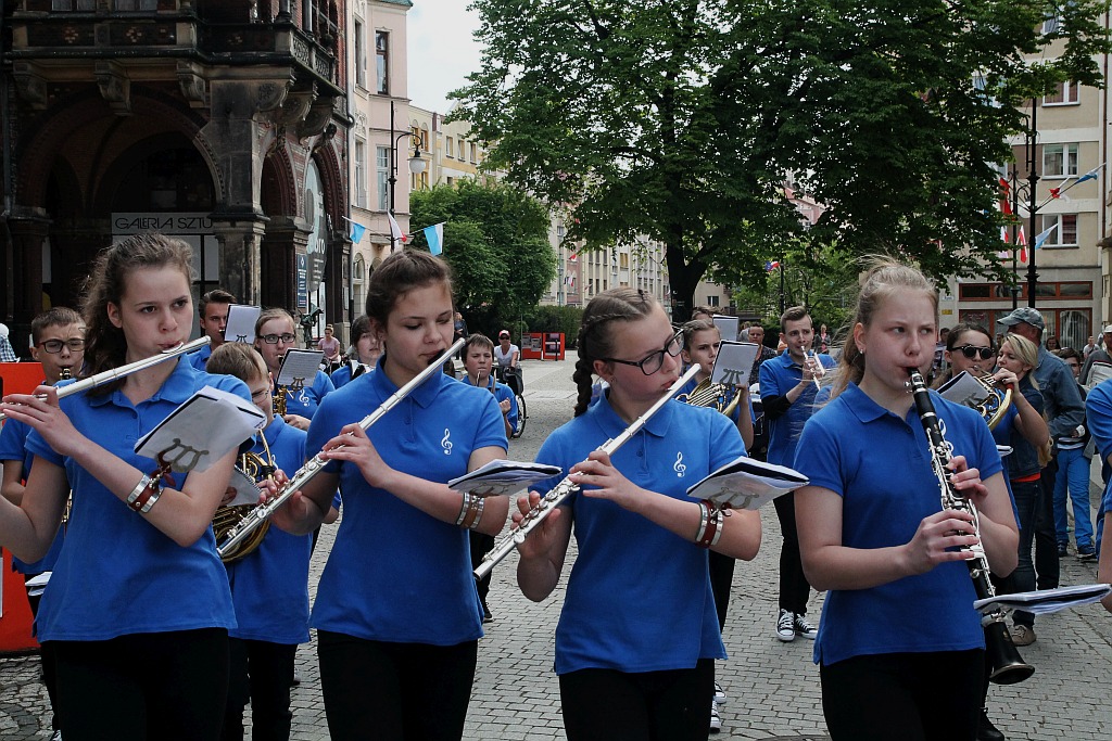 Legniczanie rozwinęli biało – czerwoną i zatańczyli Poloneza