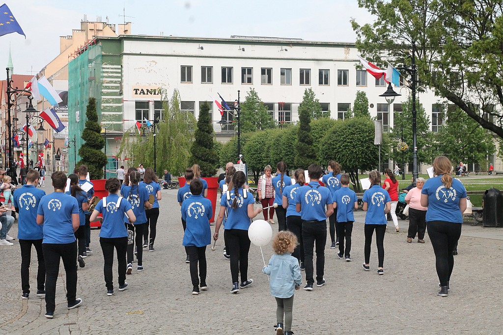 Legniczanie rozwinęli biało – czerwoną i zatańczyli Poloneza