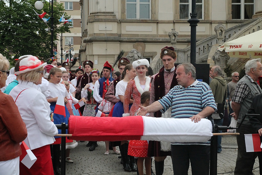 Legniczanie rozwinęli biało – czerwoną i zatańczyli Poloneza