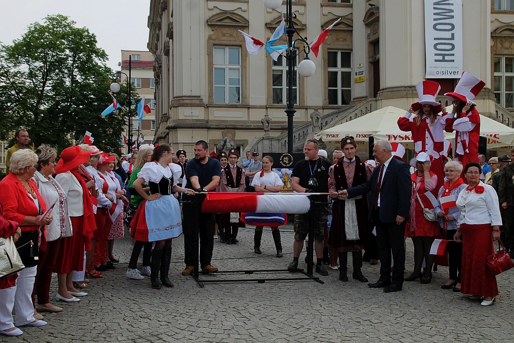 Legniczanie rozwinęli biało – czerwoną i zatańczyli Poloneza
