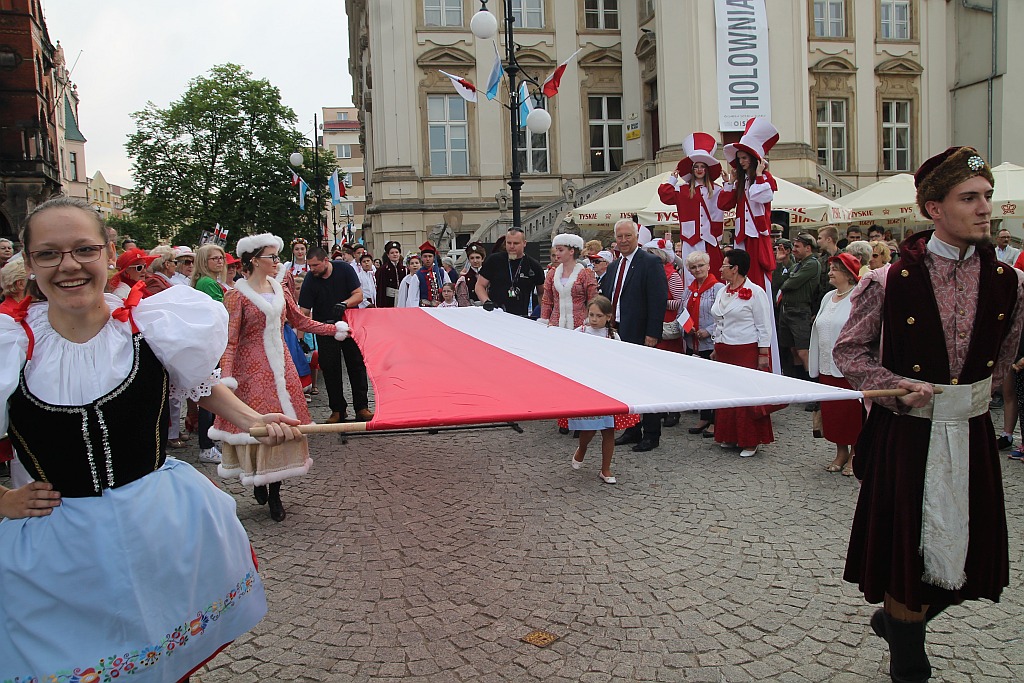 Legniczanie rozwinęli biało – czerwoną i zatańczyli Poloneza