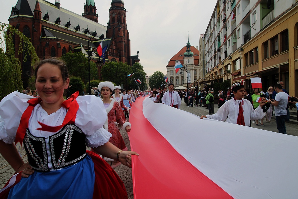 Legniczanie rozwinęli biało – czerwoną i zatańczyli Poloneza