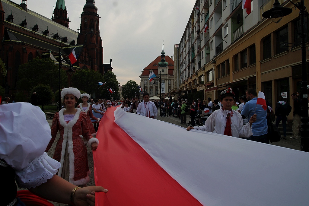 Legniczanie rozwinęli biało – czerwoną i zatańczyli Poloneza