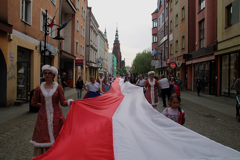 Legniczanie rozwinęli biało – czerwoną i zatańczyli Poloneza
