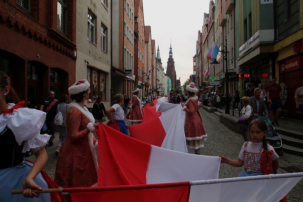 Legniczanie rozwinęli biało – czerwoną i zatańczyli Poloneza