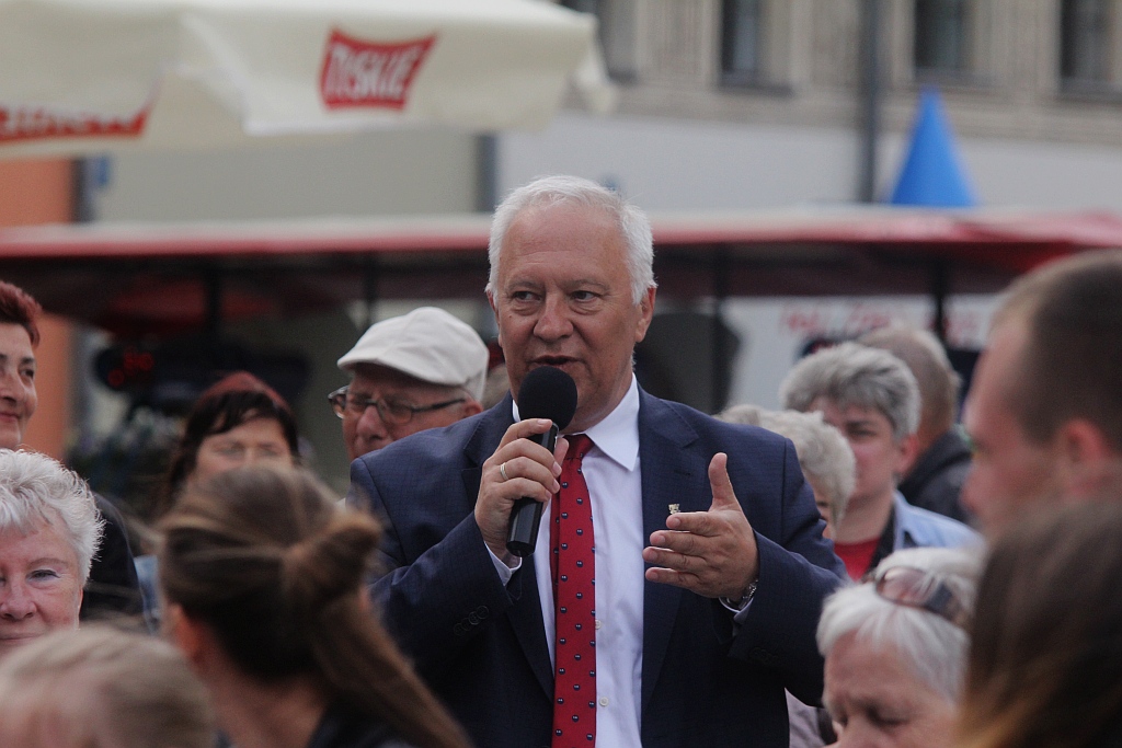 Legniczanie rozwinęli biało – czerwoną i zatańczyli Poloneza