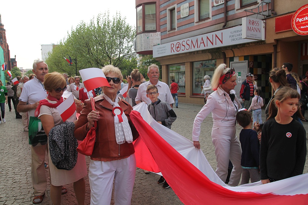 Legniczanie rozwinęli biało – czerwoną i zatańczyli Poloneza