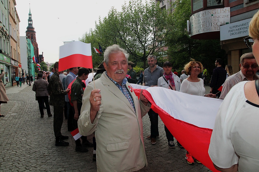 Legniczanie rozwinęli biało – czerwoną i zatańczyli Poloneza
