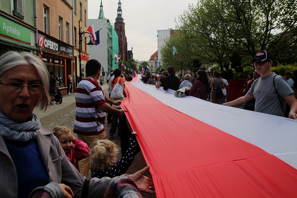 Legniczanie rozwinęli biało – czerwoną i zatańczyli Poloneza
