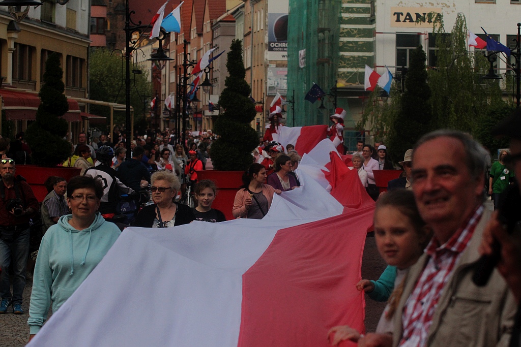 Legniczanie rozwinęli biało – czerwoną i zatańczyli Poloneza