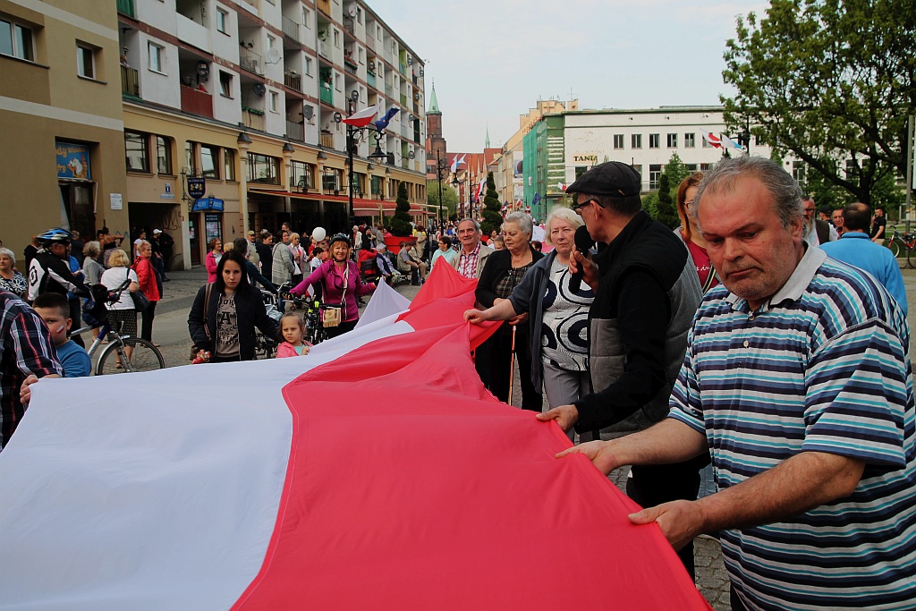 Legniczanie rozwinęli biało – czerwoną i zatańczyli Poloneza