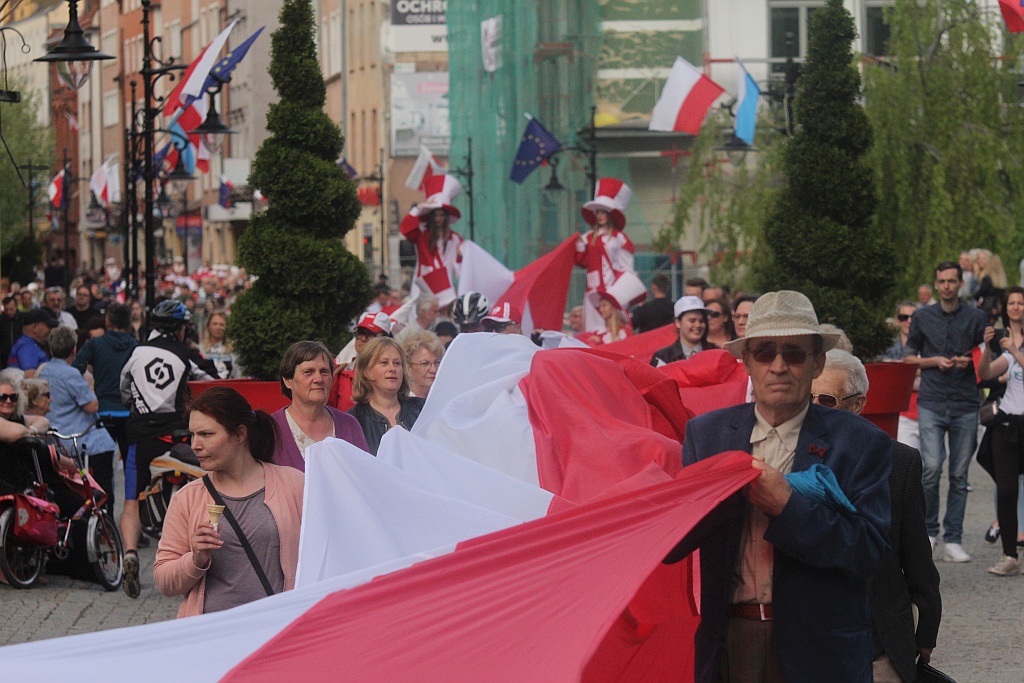 Legniczanie rozwinęli biało – czerwoną i zatańczyli Poloneza