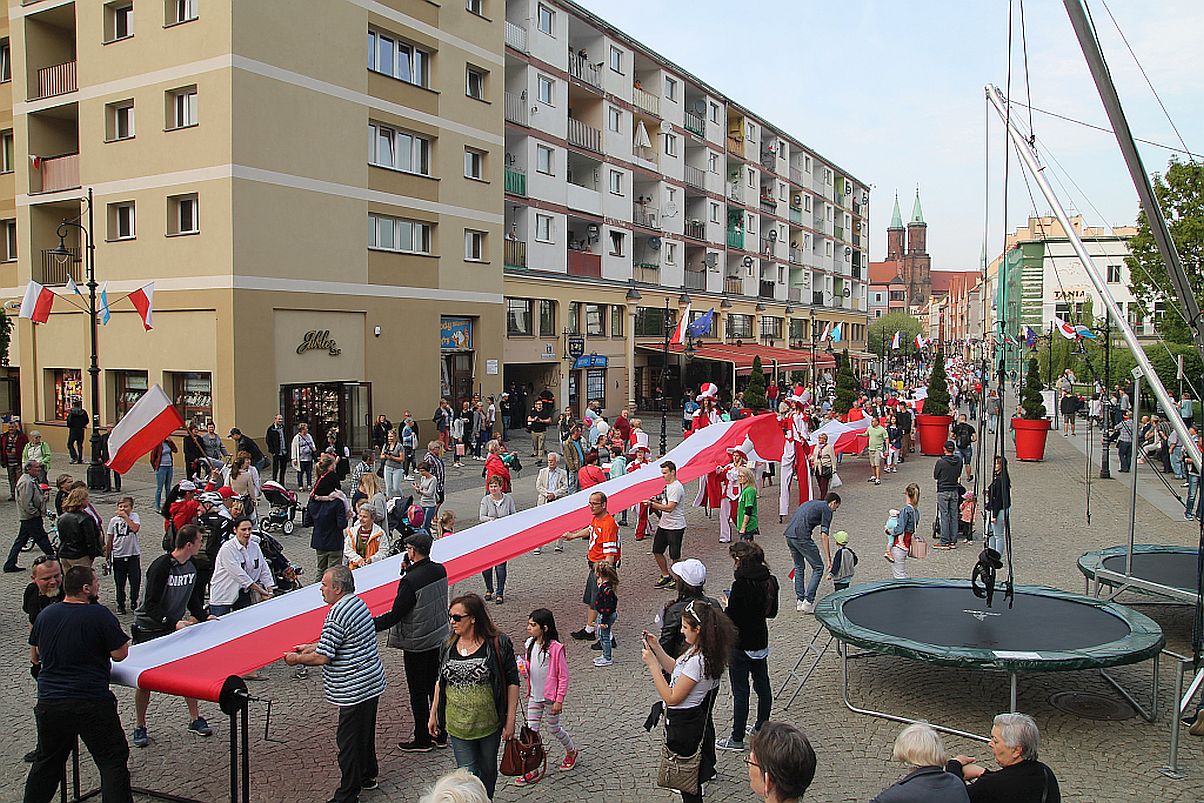 Legniczanie rozwinęli biało – czerwoną i zatańczyli Poloneza
