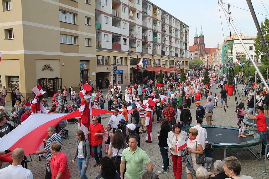 Legniczanie rozwinęli biało – czerwoną i zatańczyli Poloneza