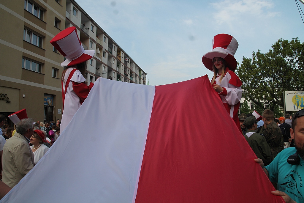 Legniczanie rozwinęli biało – czerwoną i zatańczyli Poloneza
