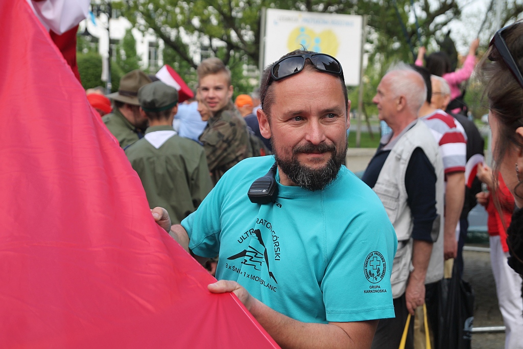 Legniczanie rozwinęli biało – czerwoną i zatańczyli Poloneza