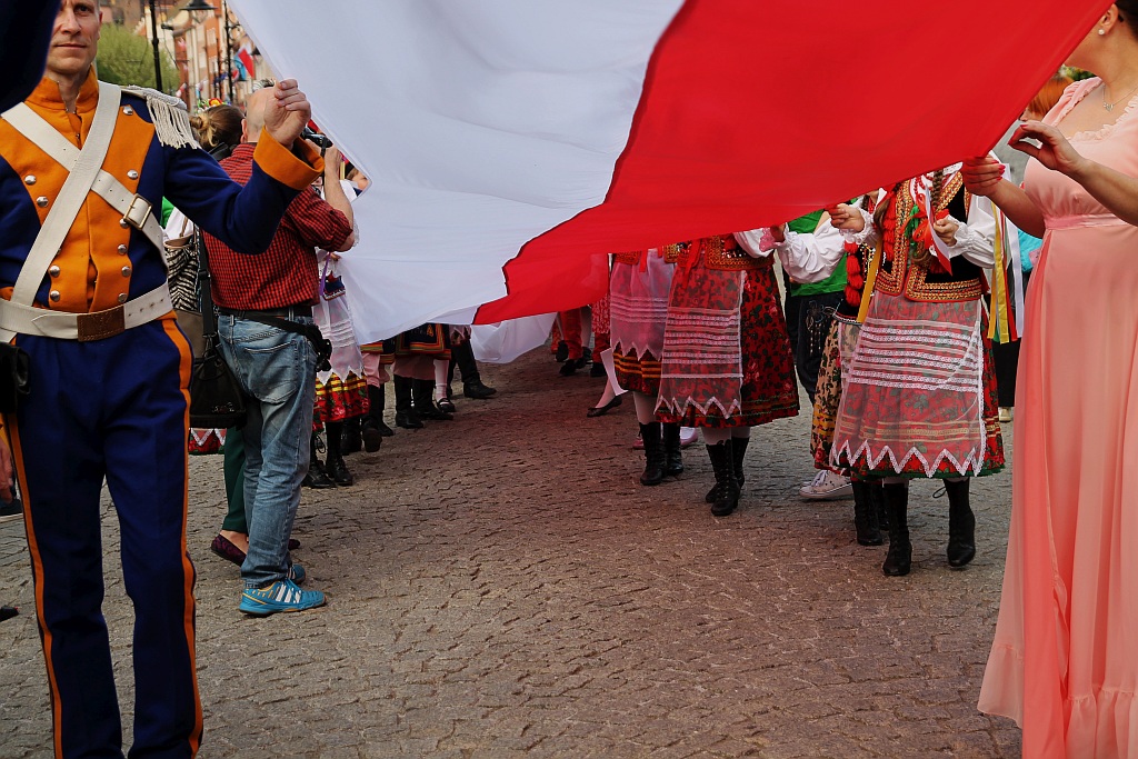 Legniczanie rozwinęli biało – czerwoną i zatańczyli Poloneza