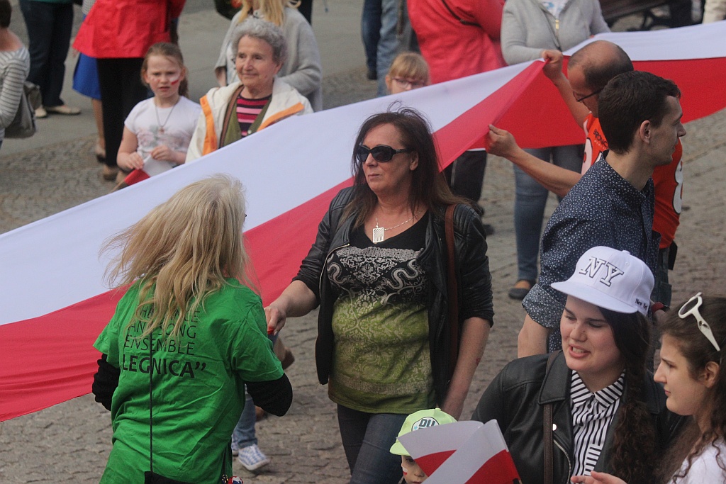 Legniczanie rozwinęli biało – czerwoną i zatańczyli Poloneza