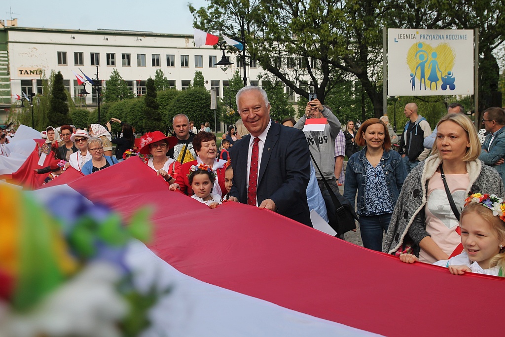 Legniczanie rozwinęli biało – czerwoną i zatańczyli Poloneza