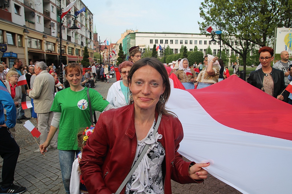 Legniczanie rozwinęli biało – czerwoną i zatańczyli Poloneza