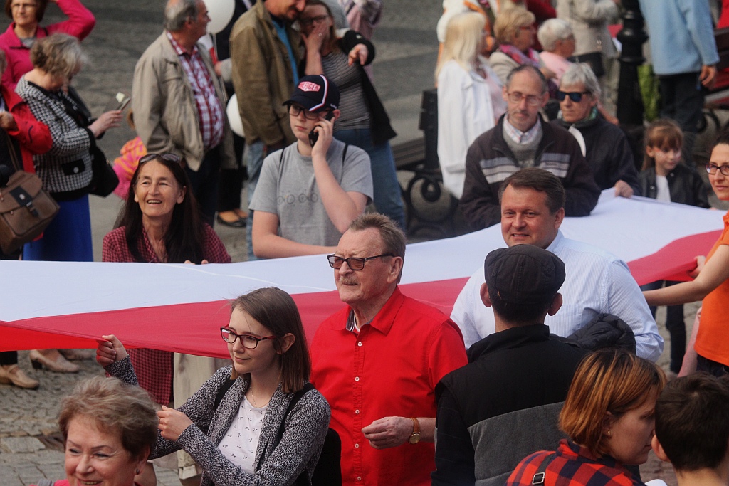 Legniczanie rozwinęli biało – czerwoną i zatańczyli Poloneza
