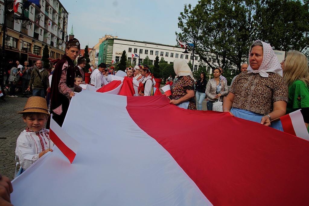 Legniczanie rozwinęli biało – czerwoną i zatańczyli Poloneza