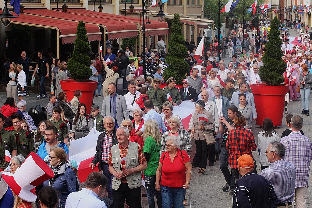 Legniczanie rozwinęli biało – czerwoną i zatańczyli Poloneza