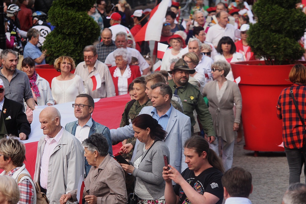 Legniczanie rozwinęli biało – czerwoną i zatańczyli Poloneza