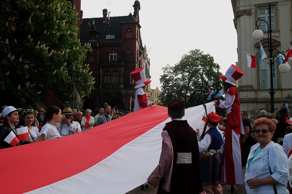 Legniczanie rozwinęli biało – czerwoną i zatańczyli Poloneza