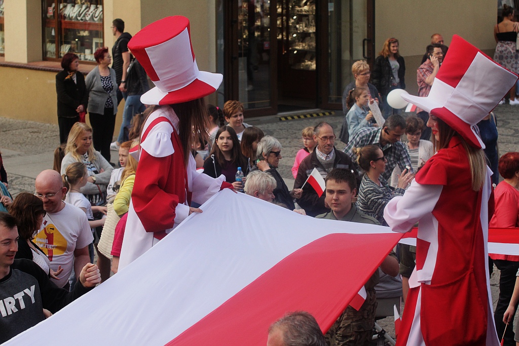 Legniczanie rozwinęli biało – czerwoną i zatańczyli Poloneza