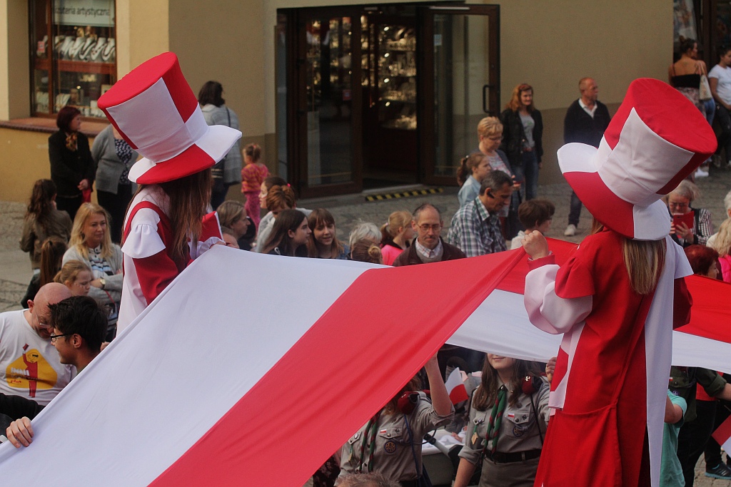 Legniczanie rozwinęli biało – czerwoną i zatańczyli Poloneza