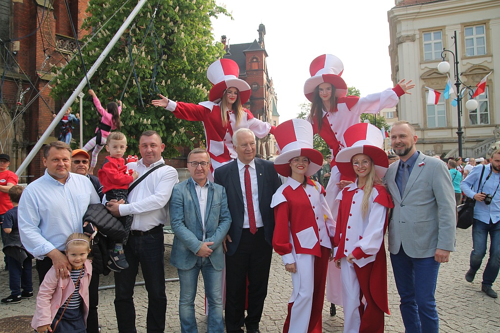 Legniczanie rozwinęli biało – czerwoną i zatańczyli Poloneza