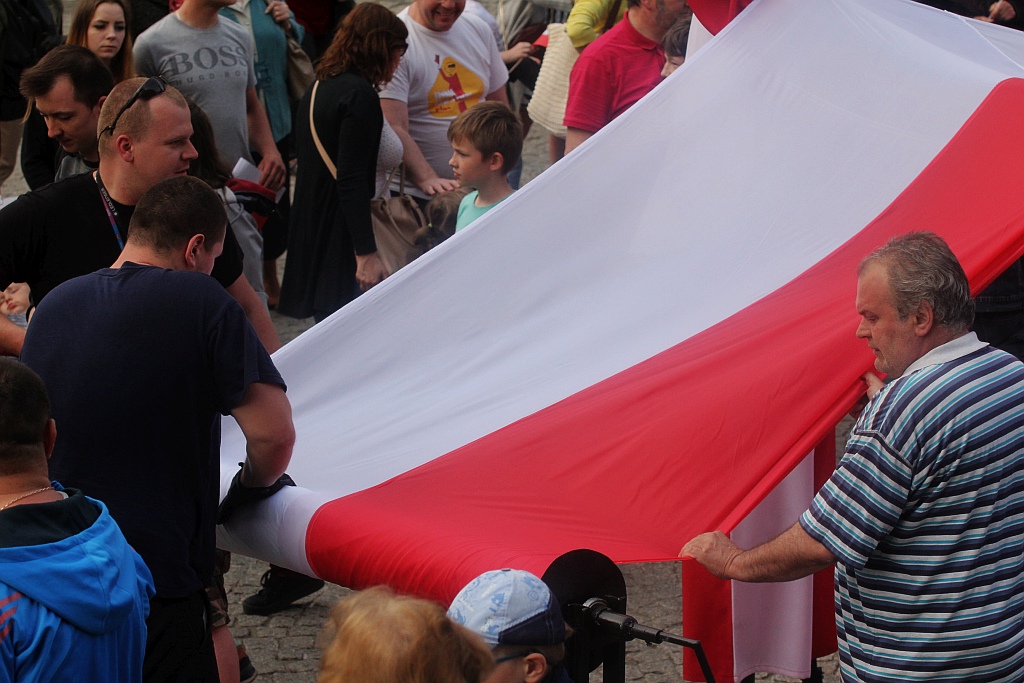 Legniczanie rozwinęli biało – czerwoną i zatańczyli Poloneza