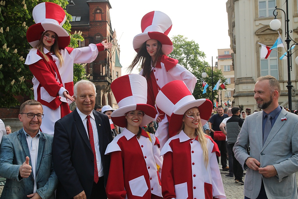 Legniczanie rozwinęli biało – czerwoną i zatańczyli Poloneza