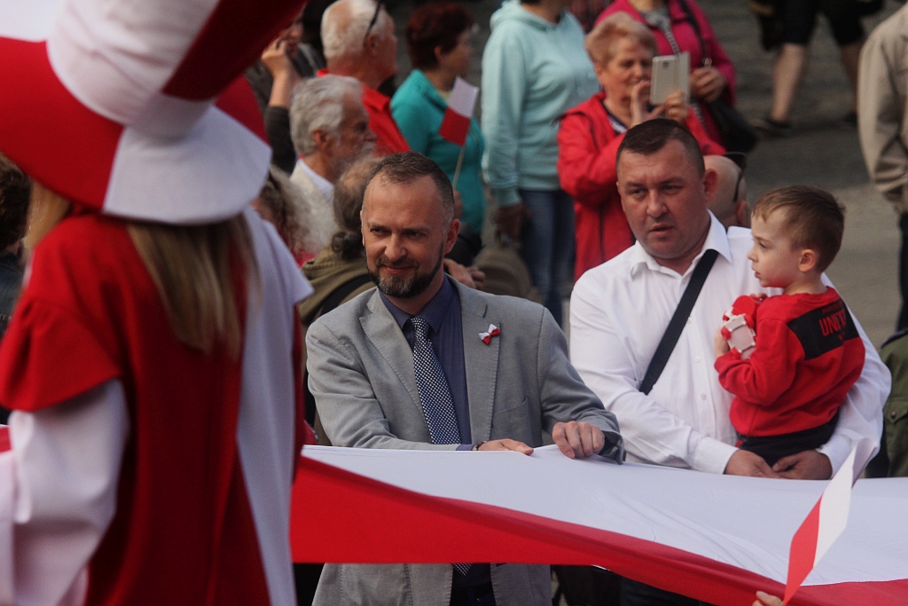 Legniczanie rozwinęli biało – czerwoną i zatańczyli Poloneza