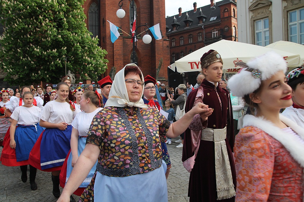Legniczanie rozwinęli biało – czerwoną i zatańczyli Poloneza