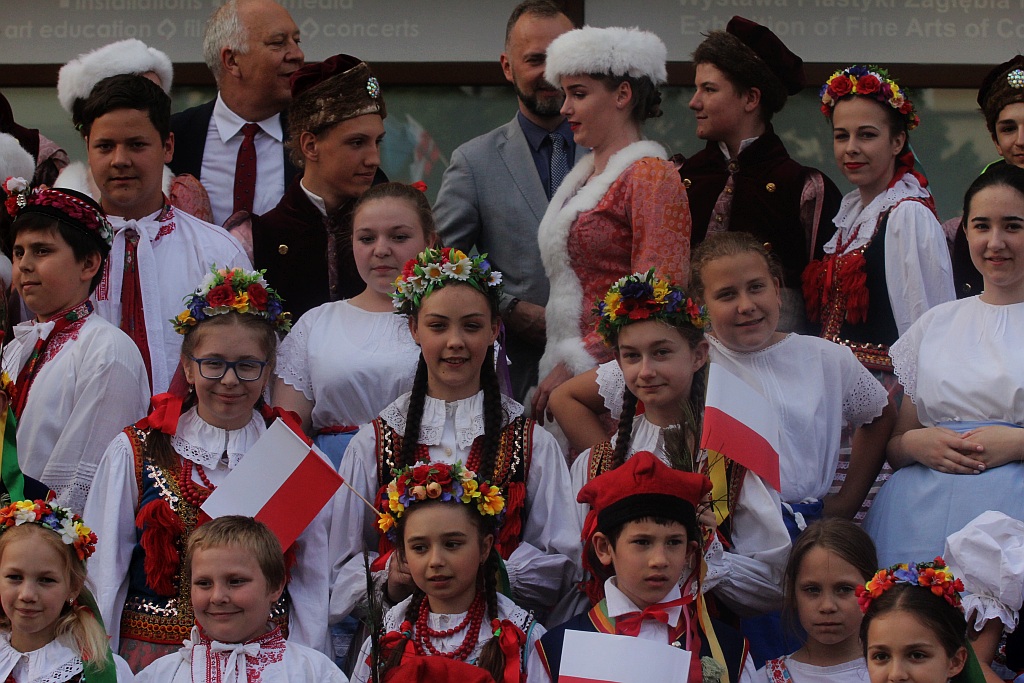 Legniczanie rozwinęli biało – czerwoną i zatańczyli Poloneza