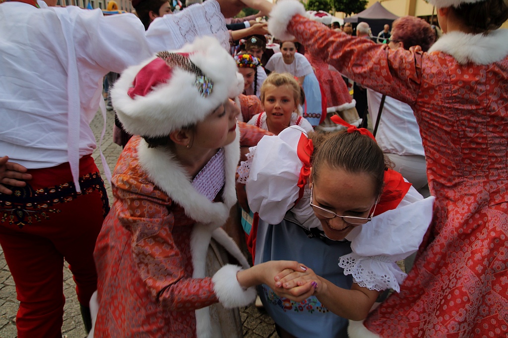 Legniczanie rozwinęli biało – czerwoną i zatańczyli Poloneza