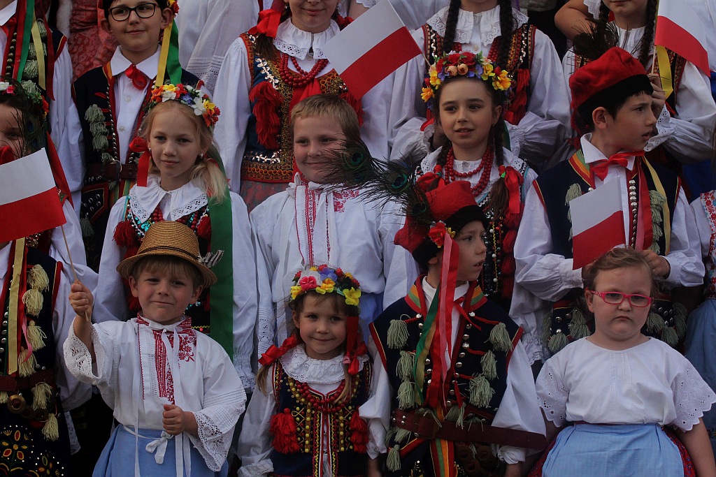 Legniczanie rozwinęli biało – czerwoną i zatańczyli Poloneza