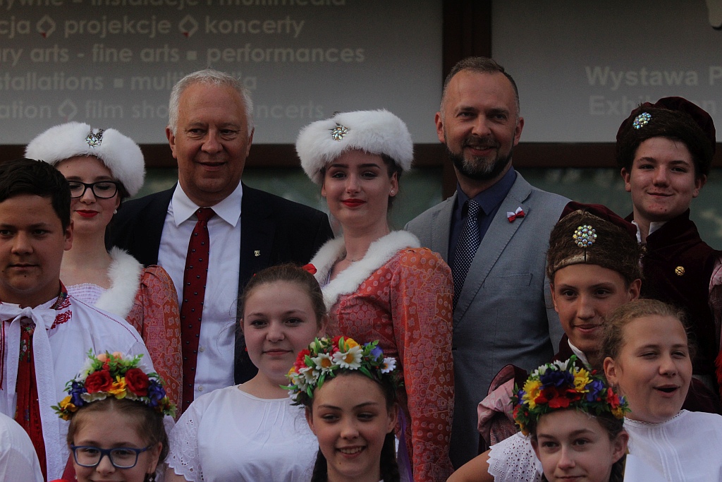 Legniczanie rozwinęli biało – czerwoną i zatańczyli Poloneza