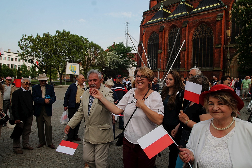 Legniczanie rozwinęli biało – czerwoną i zatańczyli Poloneza