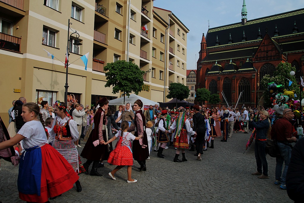 Legniczanie rozwinęli biało – czerwoną i zatańczyli Poloneza