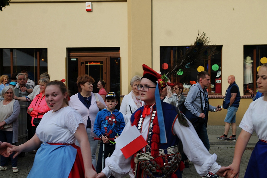 Legniczanie rozwinęli biało – czerwoną i zatańczyli Poloneza