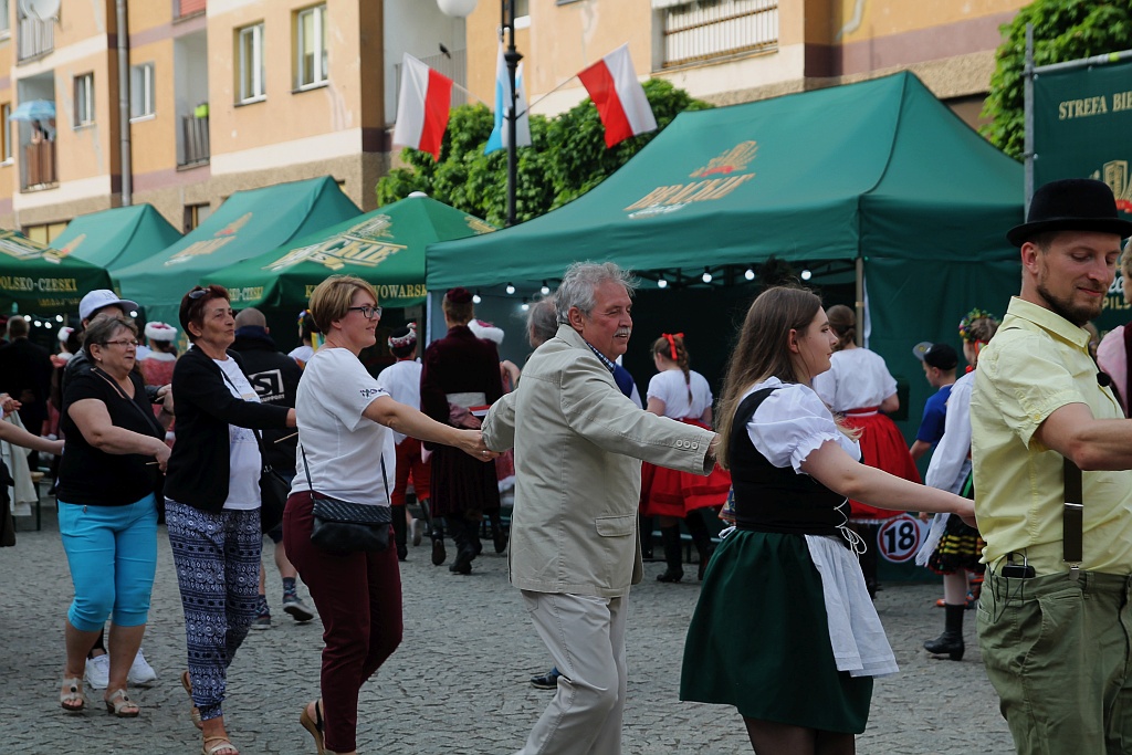 Legniczanie rozwinęli biało – czerwoną i zatańczyli Poloneza