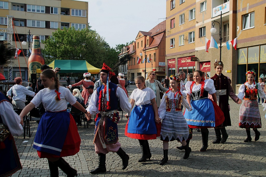 Legniczanie rozwinęli biało – czerwoną i zatańczyli Poloneza
