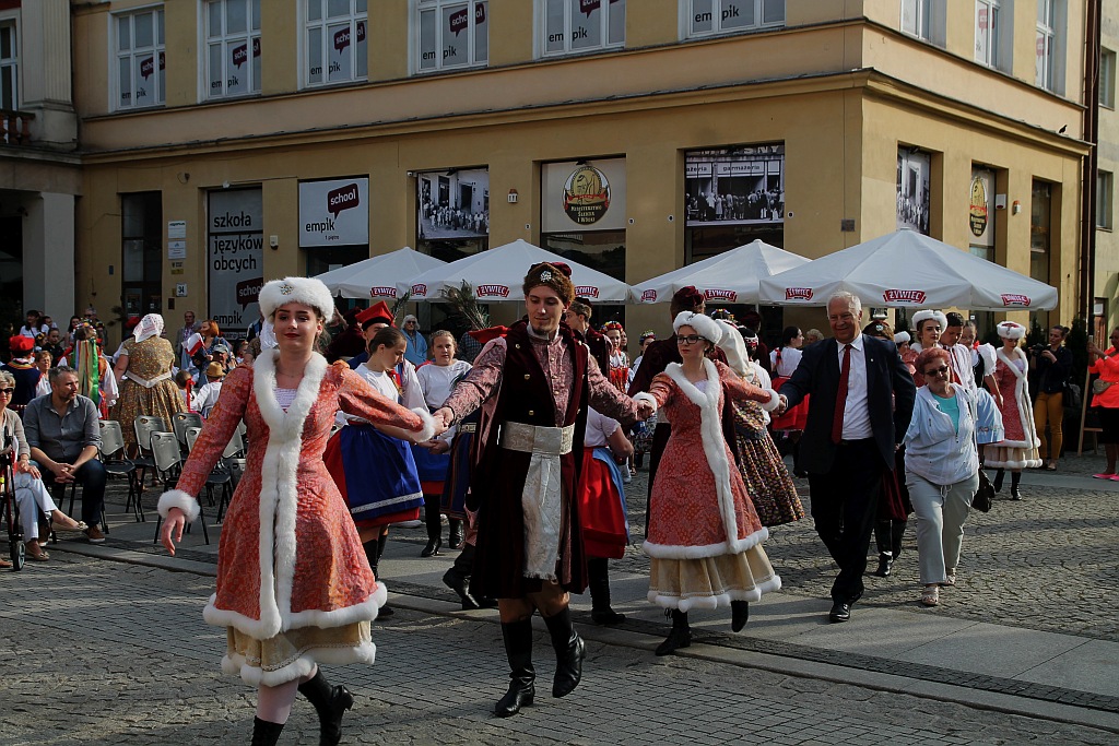 Legniczanie rozwinęli biało – czerwoną i zatańczyli Poloneza